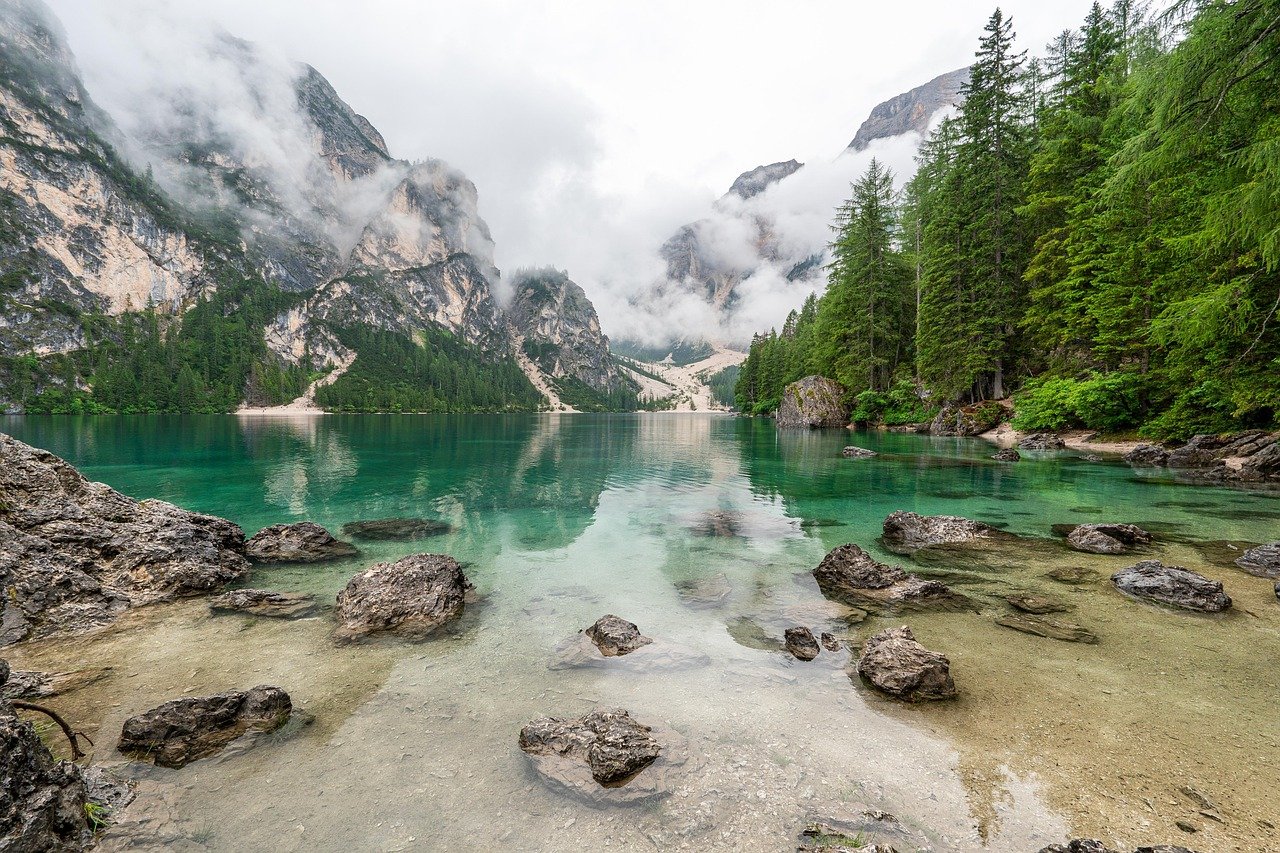 Où trouver les plus beaux lacs de montagne à moins de 1000m d’altitude selon Montagnes Magazine 2025 ?