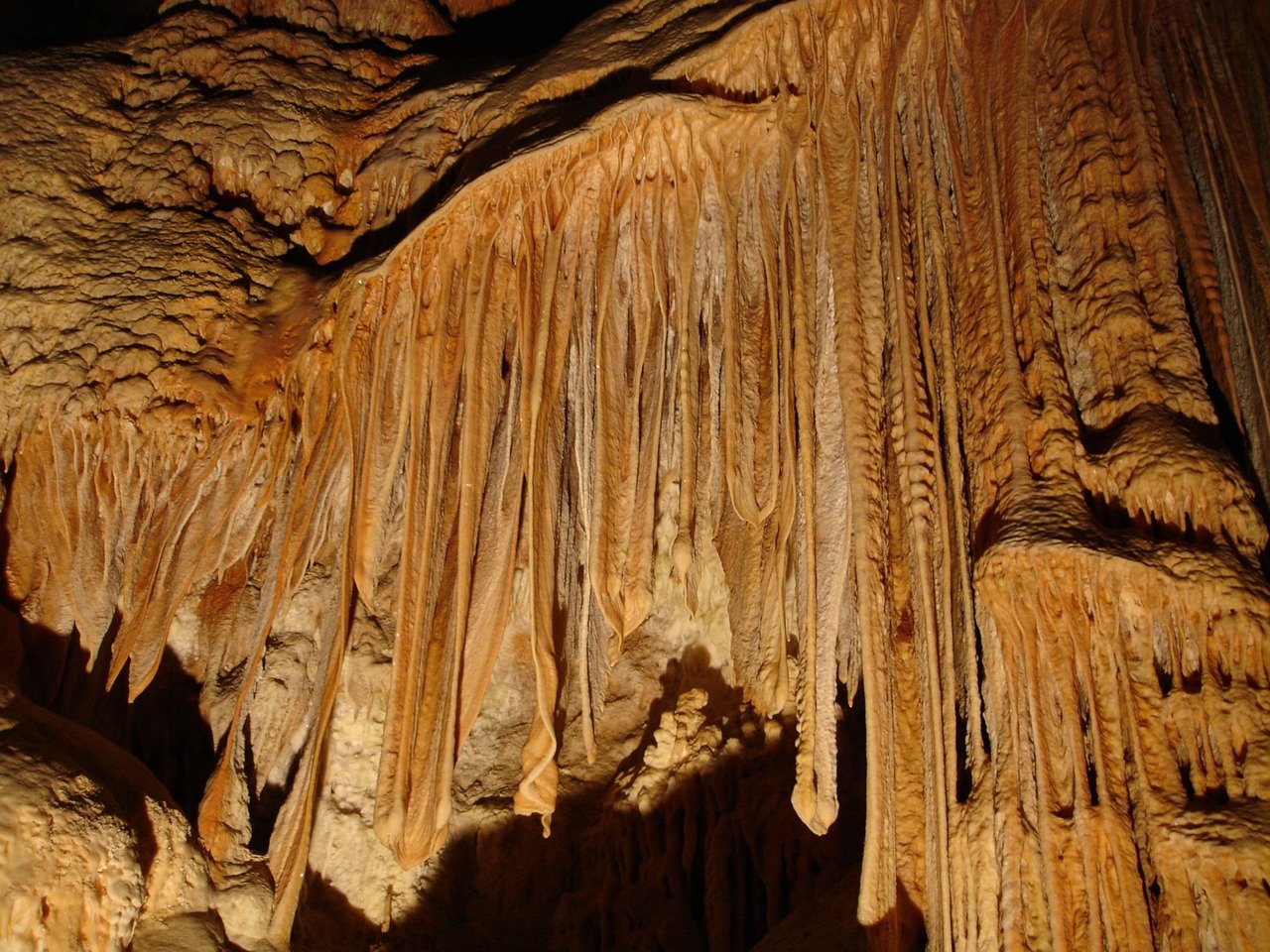 Comment découvrir les grottes à stalactites en Isère selon la Fédération Française de Spéléologie 2025 ?