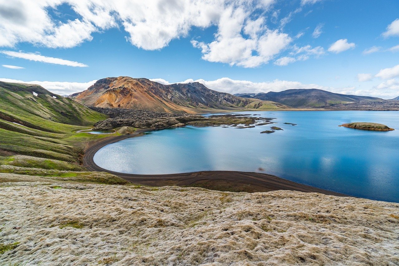 Comment accéder aux plateaux volcaniques interdits au public selon le Parc des Volcans 2025 ?
