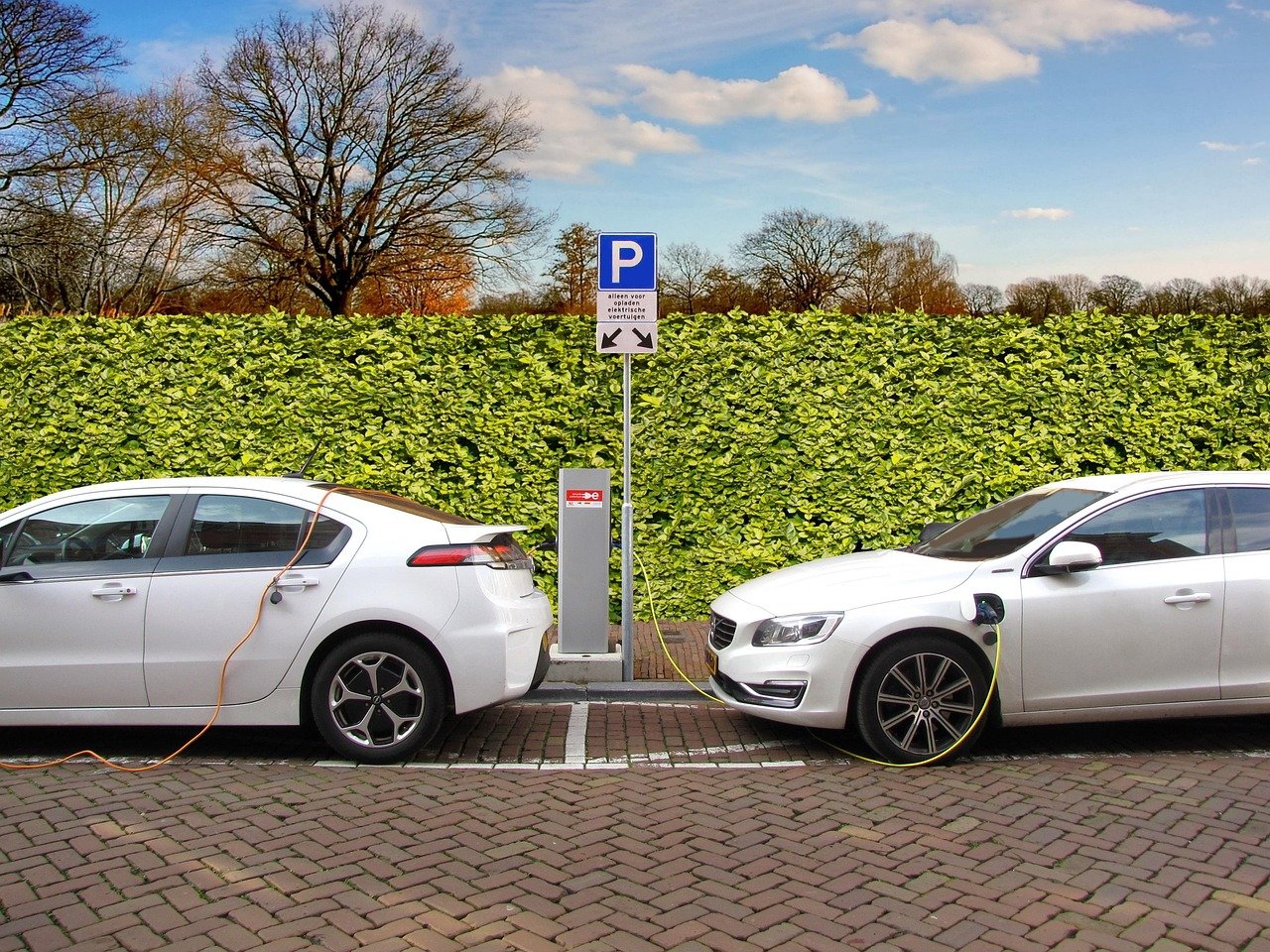 Où installer des bornes de recharge électrique gratuites à Grenoble selon la Métropole ?