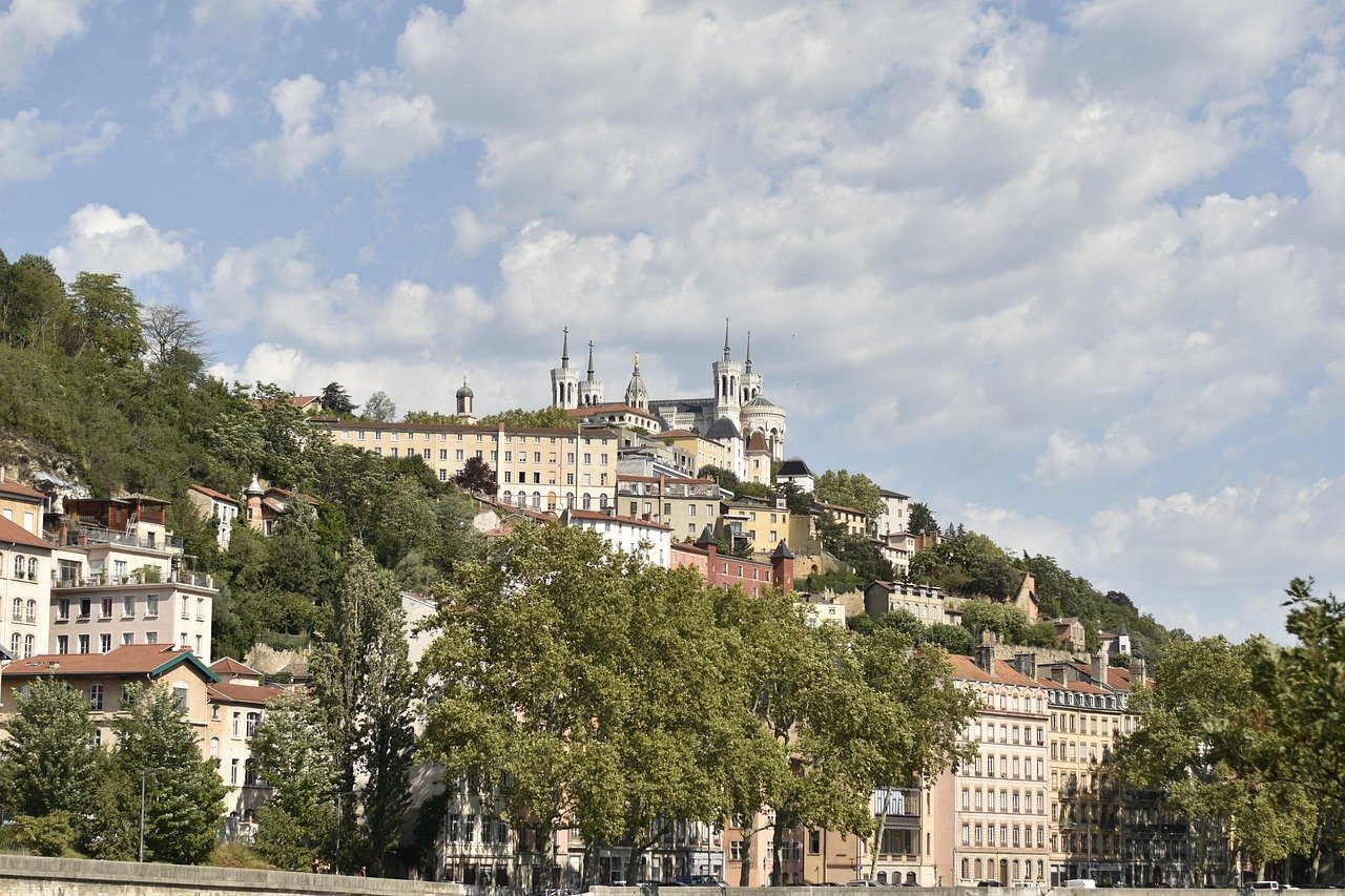 Découvrez les visites insolites de Lyon la nuit selon Lyon Tourisme 2025