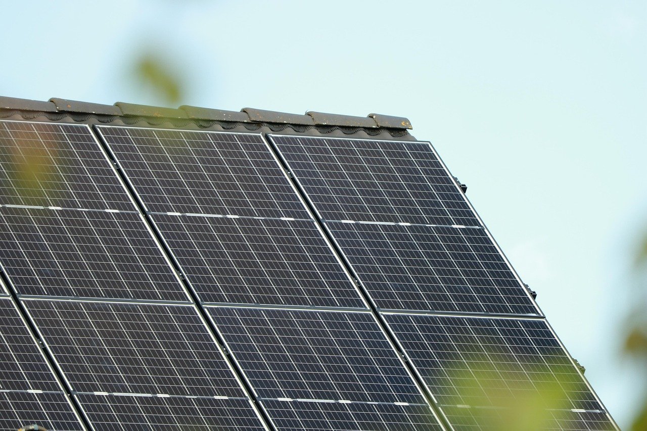 Où installer gratuitement des panneaux solaires en Rhône-Alpes selon les aides régionales 2025 ?