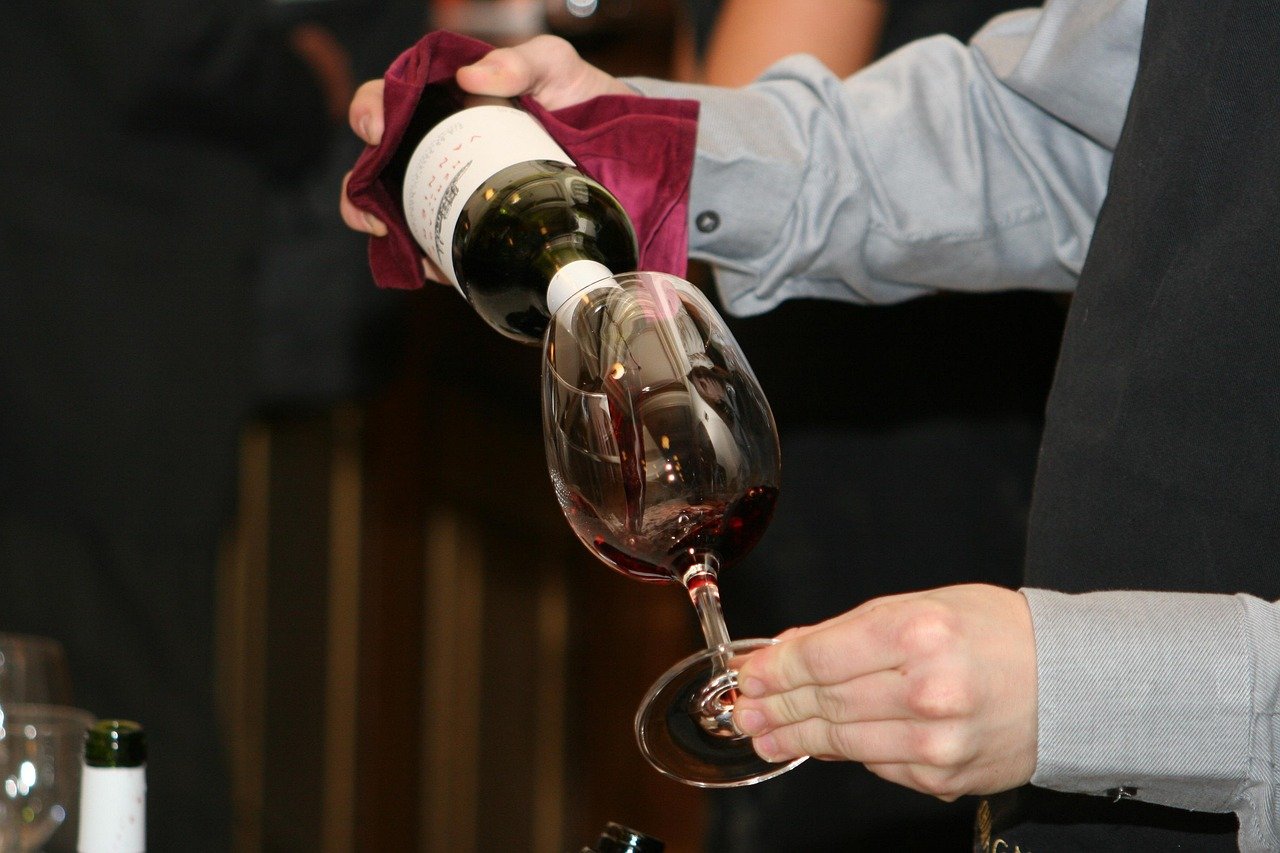 Quels restaurants à Neuchâtel proposent des dégustations de vins locaux en 2025 ?