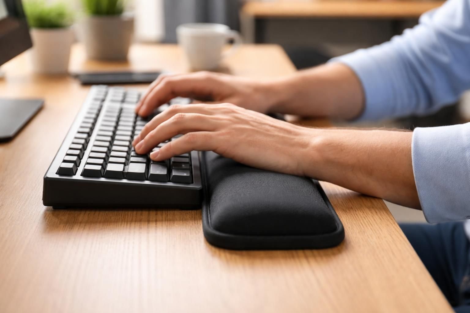 apprenez à ajuster votre repose-poignets à la taille de votre main pour améliorer votre confort et prévenir les douleurs lors de l'utilisation de votre ordinateur.