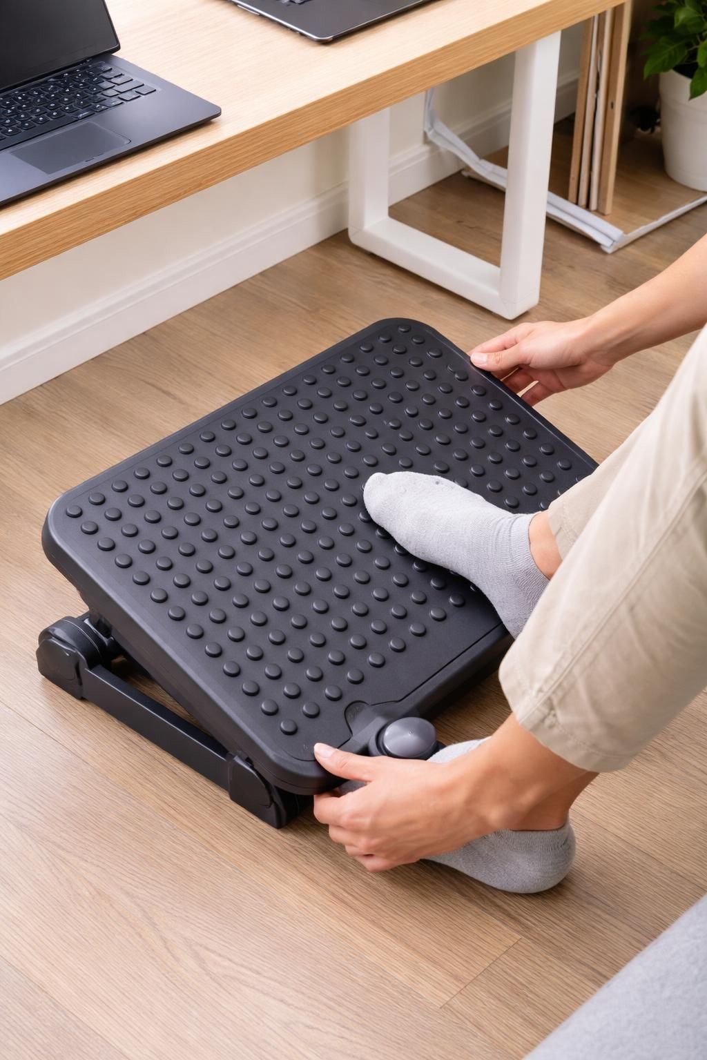 découvrez notre repose-pieds pour grande taille, conçu pour ajuster facilement la hauteur de votre chaise et améliorer votre confort au quotidien.